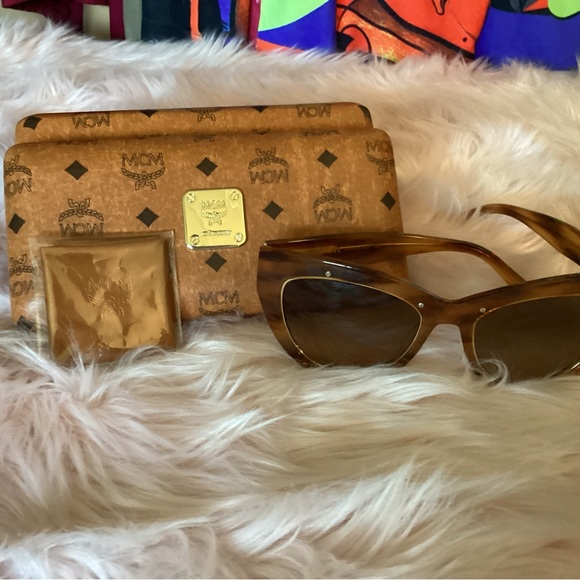 MCM Sunglasses with case and cleaning cloth in excellent condition - Picture 2 of 8